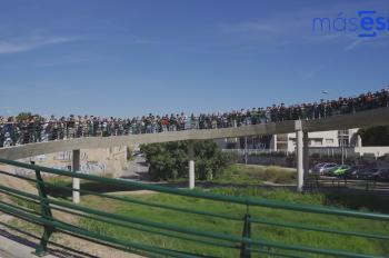 El alumnado de ESIC en una ofrenda florar en el puente del voluntariado