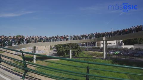 El alumnado de ESIC en una ofrenda florar en el puente del voluntariado