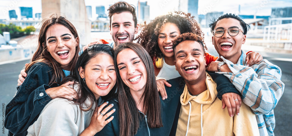 Imagen de un grupo de amigos sonriendo a cámara