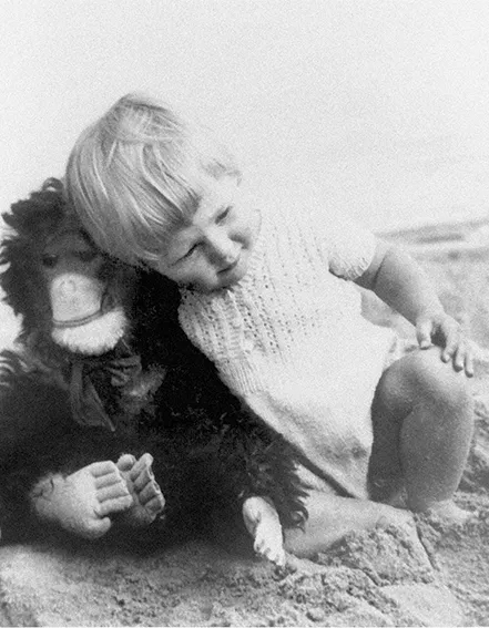 imagen de Jane Goodall siendo bebé con un chimpancé de peluche