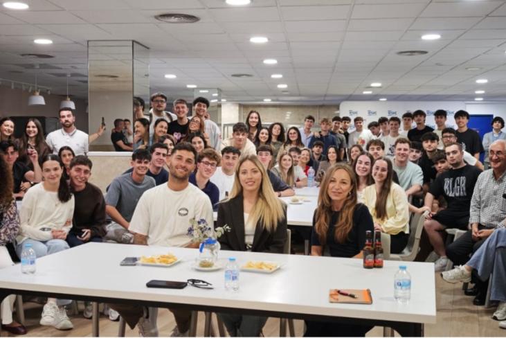 Alumnado con Hugo Duro, delantero del Valencia CF con trayectoria en equipos de Primera División y competiciones internacionales, y Nerea Martí, piloto valenciana de automovilismo 