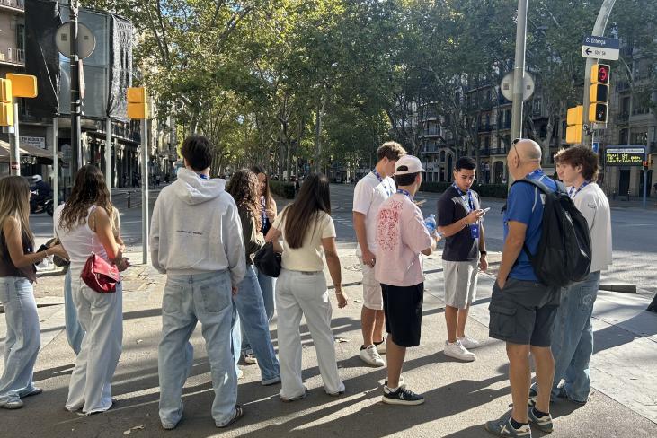 esic-barcelona-da-la-bienvenida-a-sus-nuevos-estudiantes-con-un-outdoor-por-las-calles-de-barcelona