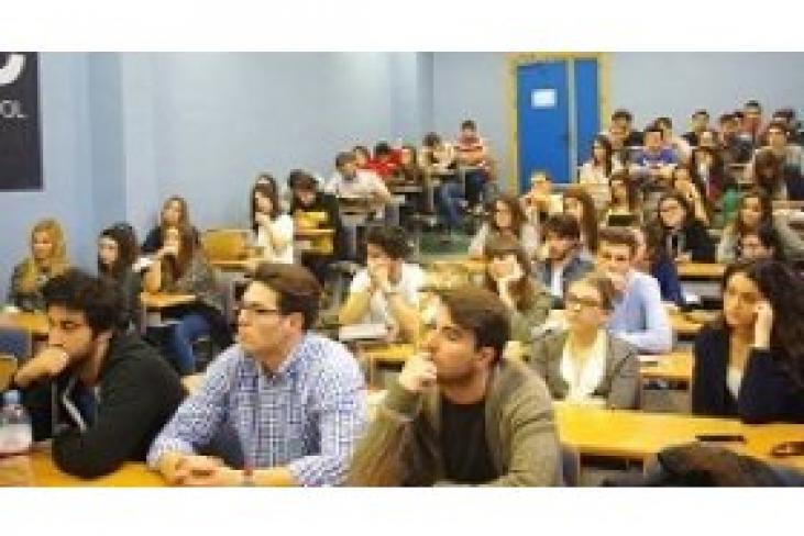 Los alumnos de grado participan en la campaña ‘héroes’ para el centro de transfusión de la Comunidad Valenciana