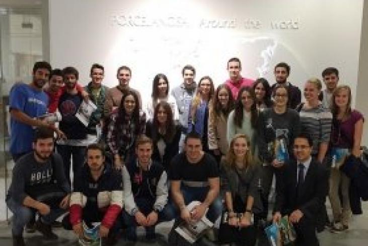 Valencia - Alumnos del Grado en Gestión Comercial y Marketing visitan las instalaciones de Porcelanosa