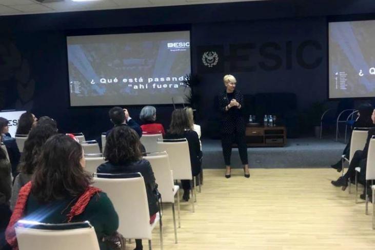 Adela Balderas en la Jornada transformar y dirigir en femenino ESIC Sevilla
