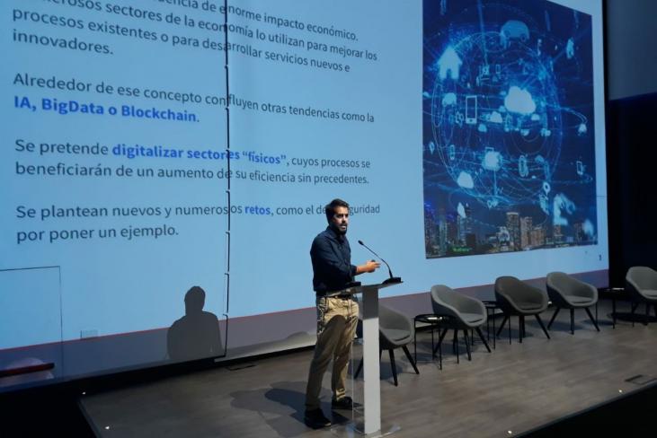 Manuel Giménez, director de innovación de EMERGYA presentando reto de innovación abierta lanzada por Fiwoo.