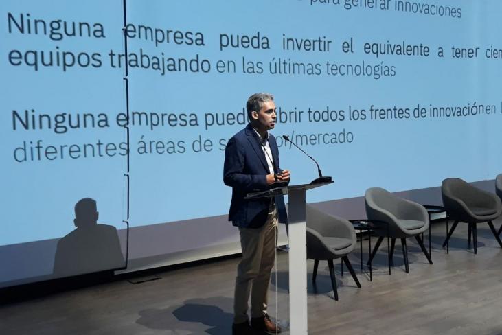 Fabián Varas, director técnico de la Corporación Tecnológica de Andalucía, hablando de innovación abierta.
