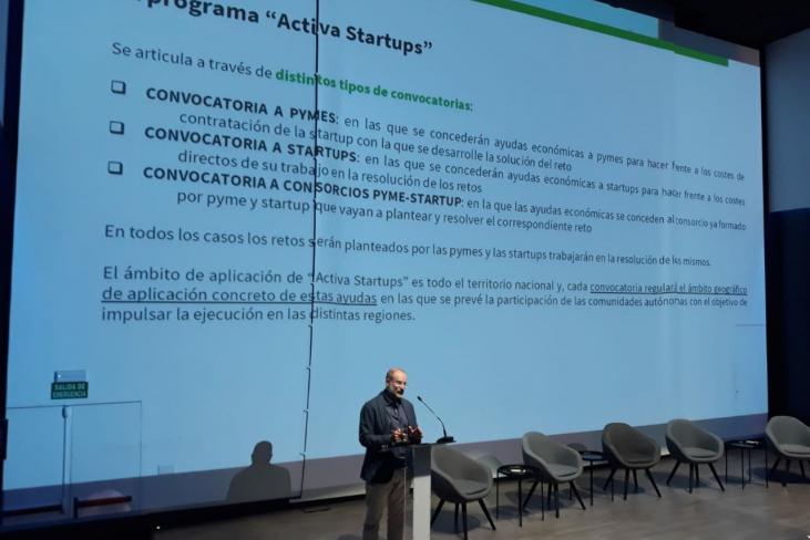Antonio Molina, de la Consejería de Universidad e Innovación de la Junta de Andalucía, presentando la convocatoria del programa Activa Startups.
