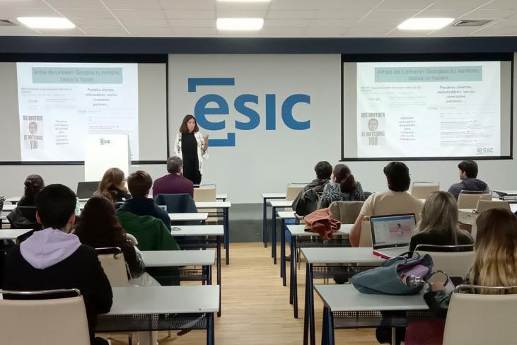 Sala llena de gente en taller de LinkedIn en ESIC Sevilla