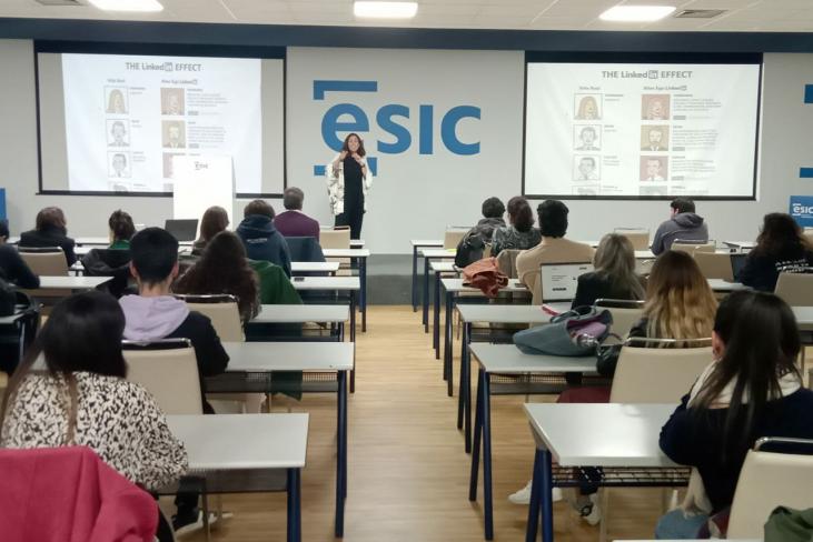 Sala llena de gente en taller de LinkedIn en ESIC Sevilla