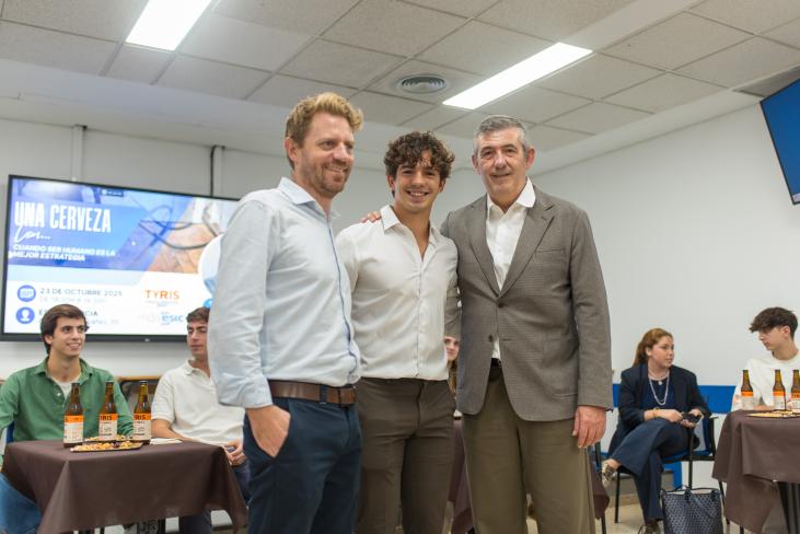 jandro Álvarez Sánchez, Sales Manager en Hijos de Rivera y antiguo alumno de ESIC junto a Agustín Carrilero, Director General de ESIC C.V. y Marcelo Carmena de MásESIC