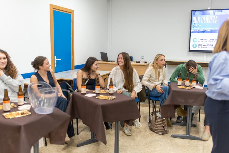 Alumnado de ESIC Valencia en la charla de "una cerveza con.." Tyris