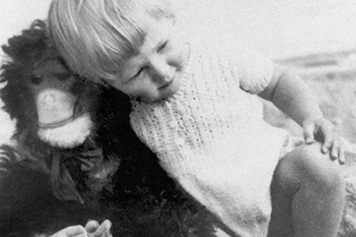 Jane Goodall con un chimpancé de peluche