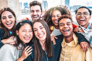 Imagen de un grupo de amigos sonriendo a cámara