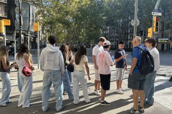 esic-barcelona-da-la-bienvenida-a-sus-nuevos-estudiantes-con-un-outdoor-por-las-calles-de-barcelona