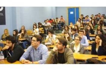Los alumnos de grado participan en la campaña ‘héroes’ para el centro de transfusión de la Comunidad Valenciana