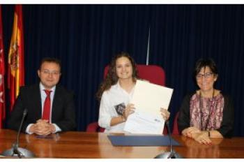 Madrid - Adriana Pedrayes, alumna de ESIC, consigue la beca excelencia otorgada por el Ayuntamiento de Pozuelo