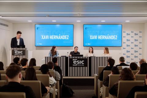 xavi-hernández-inspira-a-la-comunidad-de-esic-barcelona-con-una-sesión-sobre-liderazgo-,-visión-estratégica-e-innovación-en-la-industria-del-deporte