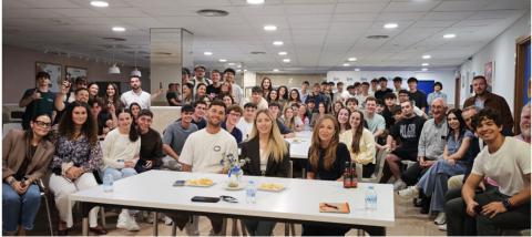 Alumnado con Hugo Duro, delantero del Valencia CF con trayectoria en equipos de Primera División y competiciones internacionales, y Nerea Martí, piloto valenciana de automovilismo 