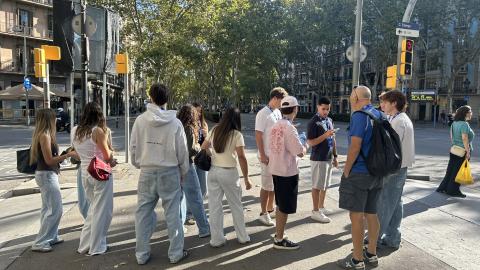 esic-barcelona-da-la-bienvenida-a-sus-nuevos-estudiantes-con-un-outdoor-por-las-calles-de-barcelona